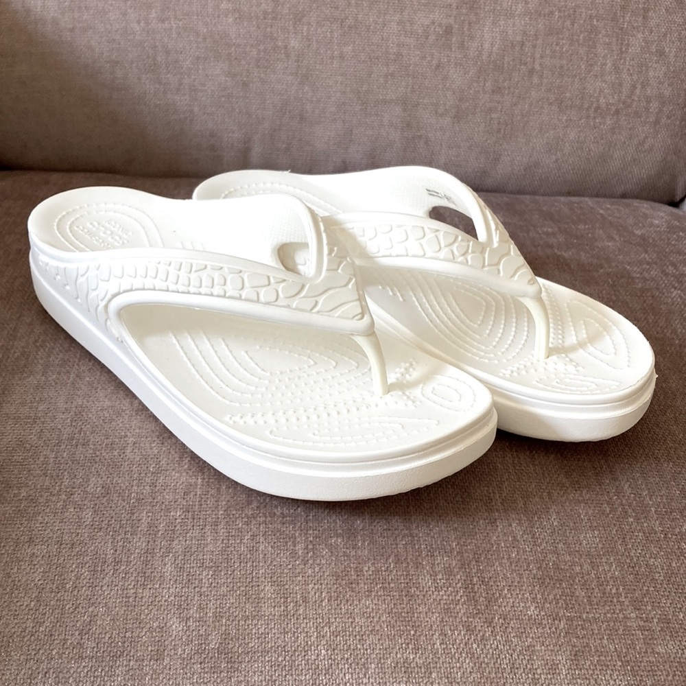 Crocs Women Sloane Snake Print strap wedge flip flop, size 8